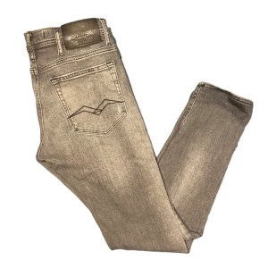 Replay jeans - Säljer dessa replay jeansen med sjuk fet fadd och slitningar. Storleken är 29/32 och bör passa dig mellan 165-175. Pris kan diskuteras vid snabb affär.Vid frågor eller funderingar är det bara att höra av er🙌