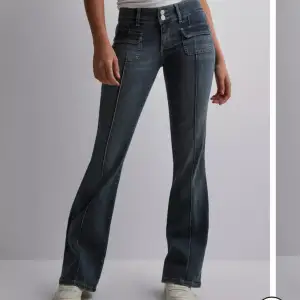 Säljer nu dessa supersnygga jeansen från Nelly då dom tyvärr är för små. Aldrig använda, och även en perfekt blå färg nu till våren🌟