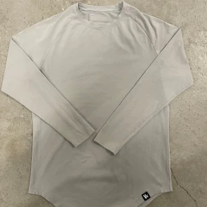 Young LA långärmad t-shirt - Young LA långärmad t-shirt i storlek large, lång scoop modell, slimfit