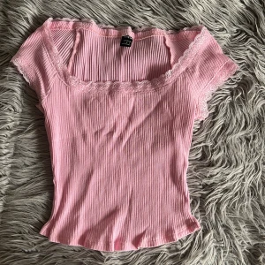 Rosa topp - Rosa topp från Shein, den har inga defekter och är som ny då den bara är använd 1 gång! 💕