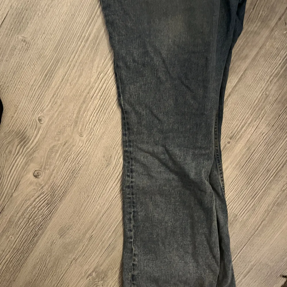 Blå låga bootcut jeans från hm använd max 2 gånger.. Jeans & Byxor.