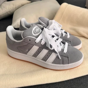 Adidas Campus 00s - Grey - Helt nya och oanvända campus 00s! Skorna är i storlek 38 2/3.