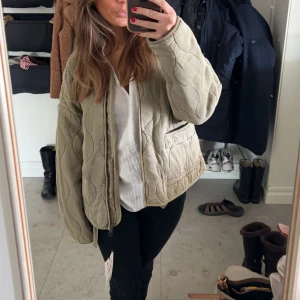 Quiltad jacka zara  - Intressekoll på min gröna jacka från Zara 💕 skriv privat för fler frågor. Andra bilden är lånad 💕MÅNGA INTRESSERADE SÅ BUDA GÄRNA ❣️