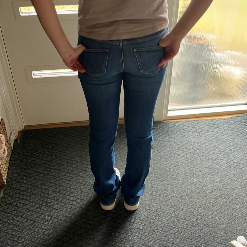 Säljer mina super fina wrangler low waist jeans i super bra skick💕💕💕 storlek W29 L34, passar storlek 38! kom privat för fler frågor!!💞. Jeans & Byxor.