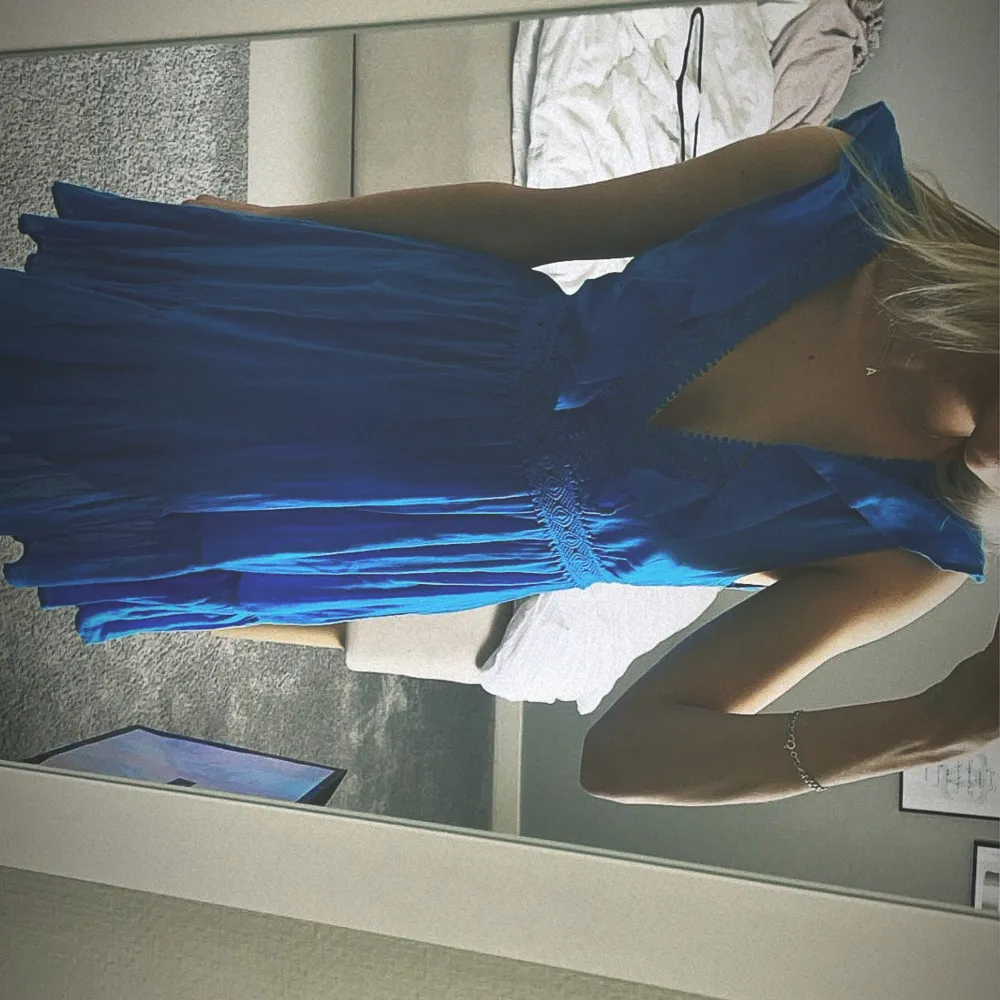 Helt oanvänd blå klänning från Calzedonia💙köppt för 439kr. Klänningar.