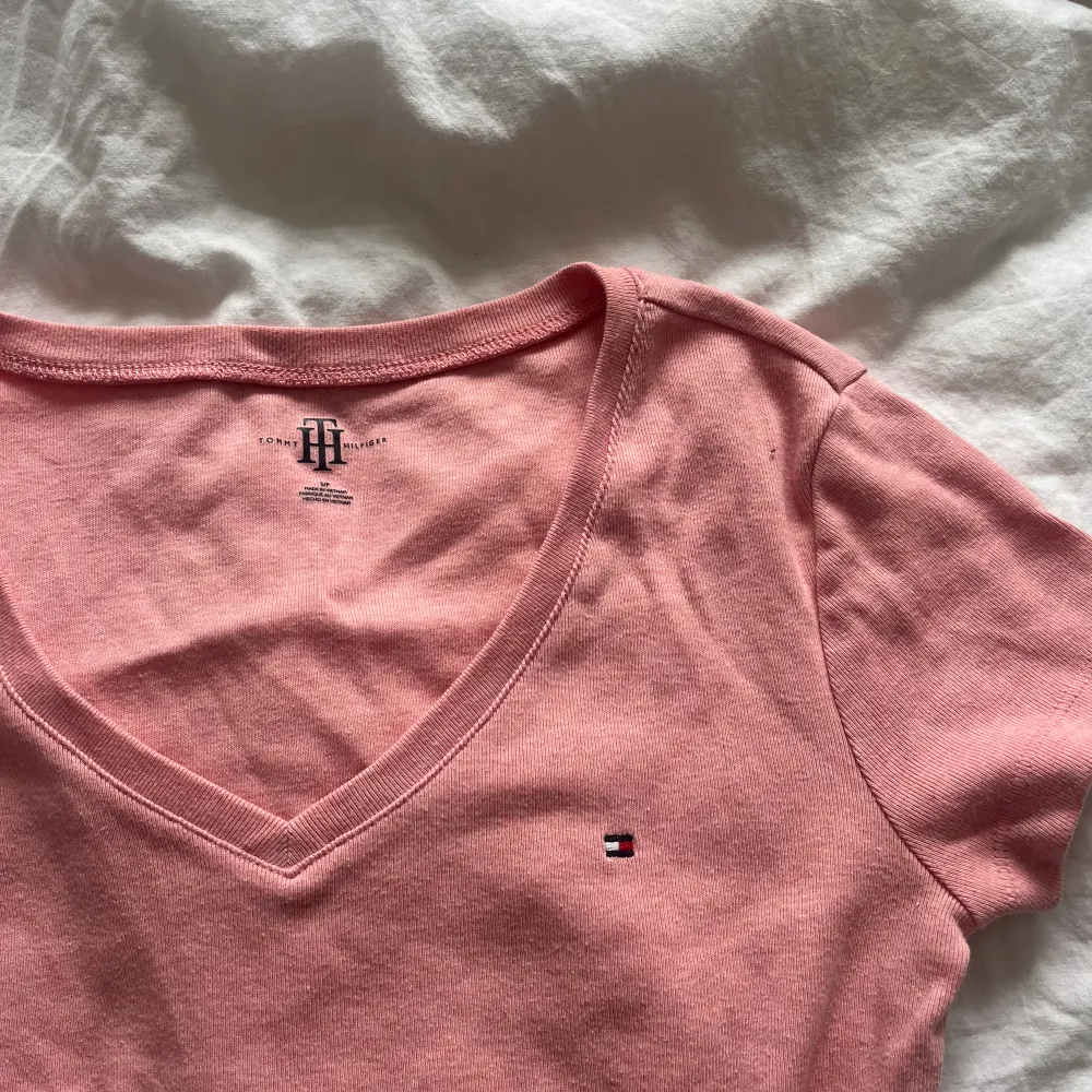 jättefin rosa tshirt från tommy hilfiger som inte kommer till användning 💘. T-shirts.