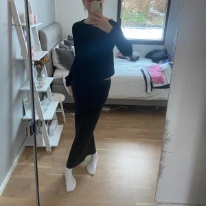 Svart stickadtröja - Svart stickadteöja från lager 157 som är använd ganska mycket och utan defekter. Säljer då den inte kommer till änvändning. Skriv gärna vid frågor eller fler bilder.💕