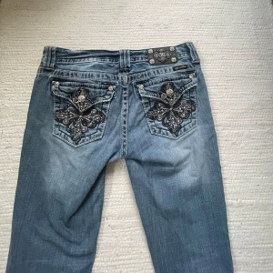 Miss Me Lågmidjade flared jeans - Jättesnygga Miss Me jeans i storlek 29 som knappt är använda och är i superfint skick!