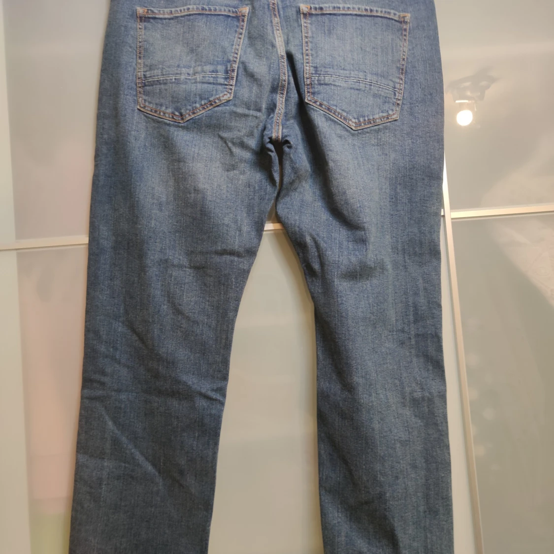 Oanvänd blå jeans, storlek 40/32 - 90