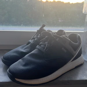 BOSS SNEAKERS - Herr BOSS sneakers. Storlek 43. I gott skick. 