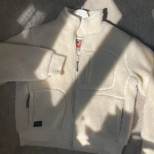 Teddyjacka från superdry  - Säljer mina fina teddyjacka som tyvärr är för liten💗den är perfect nu inför hösten😍storleken är 38 men skulle mer säga att den är som en 34/36☺️nypriset på jackan är ca 1799 🥰hör av er vid frågor❣️