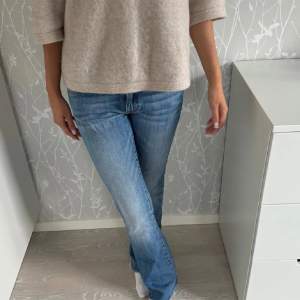 Kollar intresset på mina favorit jeans från Levis då jag börjar växa ur dem (inte mina bilder så skriv för egna samt mått/andra frågor) Jättefint skick, storlek 27 i midjan men passar även mindre. TRYCK GÄRNA PÅ KÖP NU