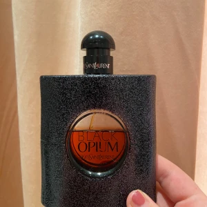 Black opium parfym 90ml - En jättegod parfym! Som luktar kvinnligt och elegant. Black opium i 90ml och har använt lite mindre än hälften, så finns ungefär 50ml kvar och säljer pågrund av att jag har så många andra parfymer jag använder! 