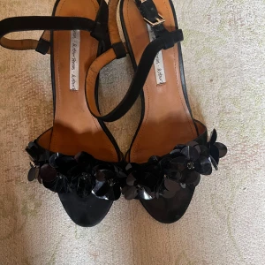 Otroliga sandaler med klack och paljettblommor från & Other Stories - Bra skick, men dags för dem att flytta in hos någon där de kommer användas🙏