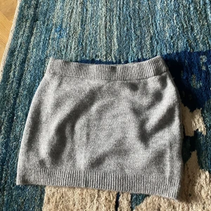 Grå stickad minikjol - En grå stickad minikjol från Nakd. Aldrig använd, nypris 399kr