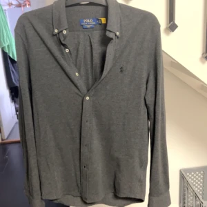 Säljer denna skjortan då den inte kommer till användning, den är använd 3 gånger så den är som nj - L ralp lauren