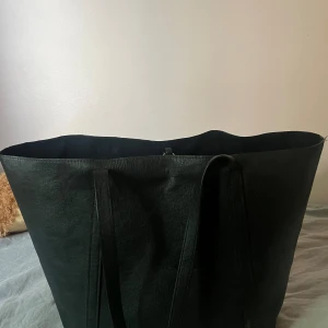 svart väska från hm - svart väska från hm som får plats med mkt bra att ha som skolväska