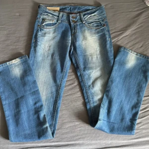 lågmidjade bootcut tom tailor jeans - säljer assss snygga lågmidjade tom tailor jeans som är helt nya! äkta med lappen på, hur fina som helst men alldeles för små för mig, säljer därav. 
