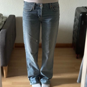 ljusblå straight jeans - jättesnygga raka jeans som jag säljer då dom är lite för stora enligt min smak! superbra skick, endast använda ett fåtal gånger & är lite långa på mig som är 164.