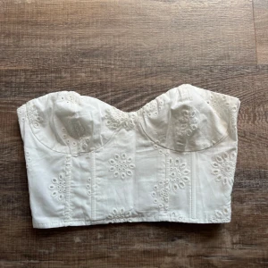 Söt topp - Säljer denna fina toppen från hm, aldrig använd men lappen är borta. I stl xs, sitter fint på har fler bilder om det skulle behövas!💞💞