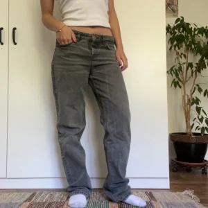 Gråa low-waist jeans - Gråa low-waist i storlek 38 som sitter såhär på mig som är ca 160!!❤️🤩 Säljer då de inte kommer till användning 