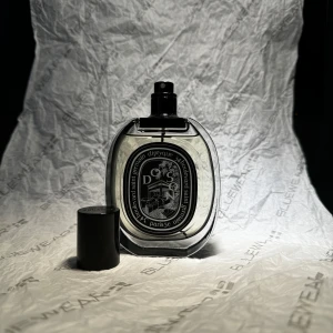 DO SO DIPTYQUE - Jag säljer sampels och priset är per milliliter ( INTE HELA FLASKAN))   36kr per milliliter (1ml = 10 spray )  Priset är fast men vid större beställningar kan priset diskuteras! Skriv till oss gärna innan ni köper !