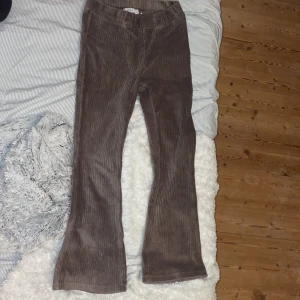 Bruna manchesterbyxor från Name It - Ett par bruna manchesterbyxor från märket Name It. Byxorna har en rak passform och är tillverkade i ett mjukt manchestertyg.