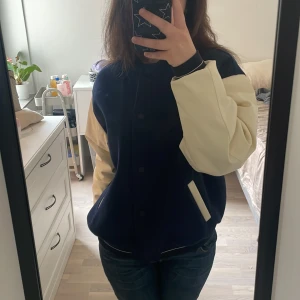 Jacka  - Säljer min jacka som jag köpte från H&M eftersom den inte kommer till användning.