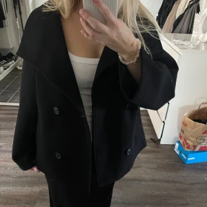 Kort kappa - Super fin kappa till hösten från bubbleroom. Använd 2 gånger. Köpt för 899kr (mitt pris 500 kr)💕