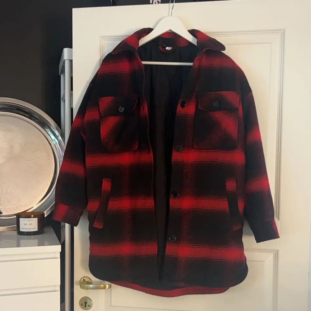 Jättemysig jacka från H&M perfekt till hösten❤️ säljer då den inte kommer till användning, endast använd ett fåtal gånger. Strlk Small men den är ganska oversize. Skriv för mer info eller bilder❤️. Takit.