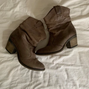 Snygga boots - Så snygga boots, perfekt till hösten men även najs att ha till en kjol nu i sommar! Står storlek 40 men tror de även passar på en 38/39:a oxå! 