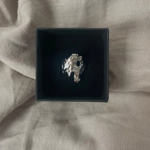 Tyra ring rostfri  - Ring i 304 Stainless steel:) finns flera i lager😊 kolla gärna in min instragram där jag främst sköter försäljningen 🤍 fler liknande smycken hittar ni på min sida 🥰