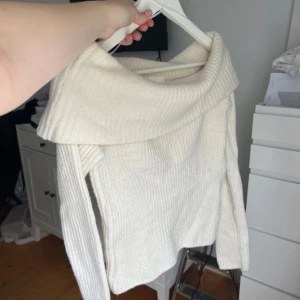 Offshulder tröja  - Obs lånad sista bild, den sitter exakt som på sista bilden. 
