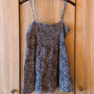 Peplum top - Gullig peplum top från H&M med blommigt mönster✨nyskick