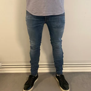 Armani jeans  - Hej! Säljer nu dessa super snygga Armani jeans. Jeansen är i toppskick. Modellen är 188cm och väger 80kg