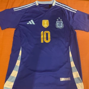 Messitröja - Säljer den a sjukt snygga Messi tröjan, i Argentinas bortaställ 2024/2025. Helt oanvänd och sprillans ny, har i båda m och s Hör av er! 