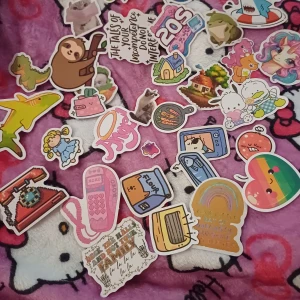 Klistermärken mystery box - Ett paket med massa olika klistermärken i olika stilar. Djur, sanrio, y2k osv. 20 klistermärken i ett paket 