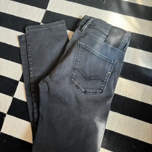 Replay jeans - Replay anbass jeans i snygg tvätt  Storlek 30/34 men är uppsydda så man får räkna med 30/32 iallafall Mycket bra skick