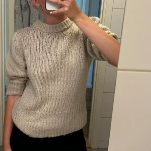 Stickad tröja med puff ärmar - Jätte fin och mysig stickad tröja. Korta och piffiga ärmar. Använd fåtal gånger så i fint och välbevarat skick. 