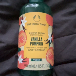 Oanvänd Vanilla Pumpkin - oanvänd limited edition Vanilla Pumpkin shower gel från The Body Shop. Stor flaska, 250ml. Nyskick