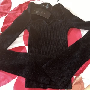 Svart glittrig tröja - Är helt ny och oanvänd. Är i storlek S men passar även XS. Säljer även samma i röd (titta mina annonser). Kan fixa paketpris om man köper båda. Nypris: 189kr. Prislappen är fortfarande på. Köparen står för frakten ❤️