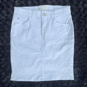 Vit Jeanskjol Cubus ”Jane Skirt”  - Säljer denna vita jeanskjol i storlek S som är i ett stretchigt material och som är väldigt skön. Jag får dock ingen användning av denna då jag vuxit ur den och väljer  därför att sälja den. 💖