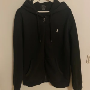 Ralph lauren hoddie  - En sjukt snygg Ralph lauren hoddie! I size M den är perfekt nu i sommar och i höst ganska bra skick förutom längst ut i armen, ett hål som ni ser på sista bilden (inget jätte farligt)😁jag är 179 och den är ganska bra på mig! Kontakta vi frågor..
