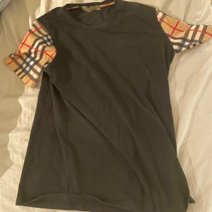 Burberry t-shirt  - Skicket är som ny. Inte använt mycket alls. 