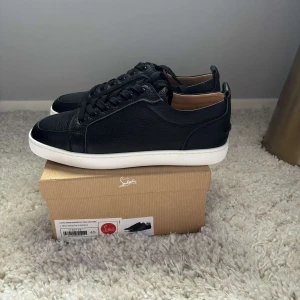Louboutin sneakers - Säljer mina louboutins då de var för små. Jag har storlek 46 och därför blev det ett besvär vilket ledde till att jag får försöka få de sålt. Skorna var köpta i Berlin och därav kan jag inte lämna tillbaka. Skorna är true to size. Pris kan diskuteras