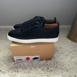 christian louboutin - Säljer min killes loubs då han trodde att storlek 45 skulle han passa han men tyvärr inte och de går inte heller att lämna tillbaka då hans syrra köpte dom i Berlin. Dom är i bra skick då dom bara är använda 1 gång.😻