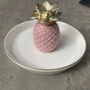 Dekoration  - Jättefin ananas deklaration! Jag själv använde den till mina smycken, men man kan självklart också bara ha den i sitt sovrum eller någon stans i hemmet. Pris kan som vanligt diskuteras. Buda bara eller skriv så svarar jag så snabbt som möjligt.💖