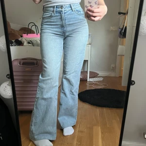 Blå jeans - Rak passform, strl 34 köpta på H&M, i väldigt fint skick!