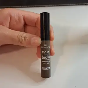 Essence Make Me Brow Eyebrow Gel Mascara i färgen 05 Chocolaty Brows. Denna ögonbrynsgel innehåller fyllande fibrer som hjälper till att ge fylligare och mer definierade ögonbryn. Produkten kommer i en brun nyans och har en praktisk borste för enkel applicering. bara switchat den. funkar inte för mig därför jag säljer den.