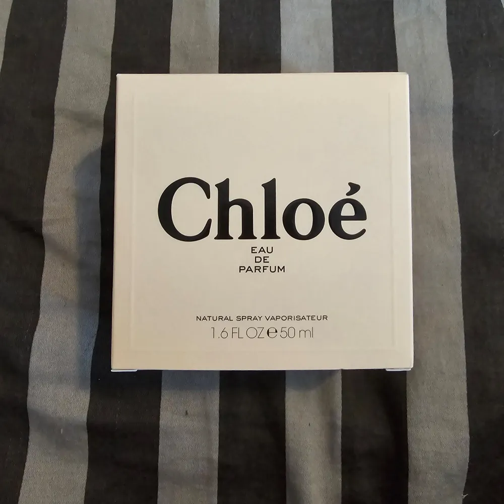 Jag säljer en oanvänd och exklusiv parfym: Chloé Eau de Parfum. Den här parfymen är känd för sin fantastiska doft, som är både blommig och sofistikerad. Om du vill ha mer information, är du välkommen att skriva till mig! . Parfym.